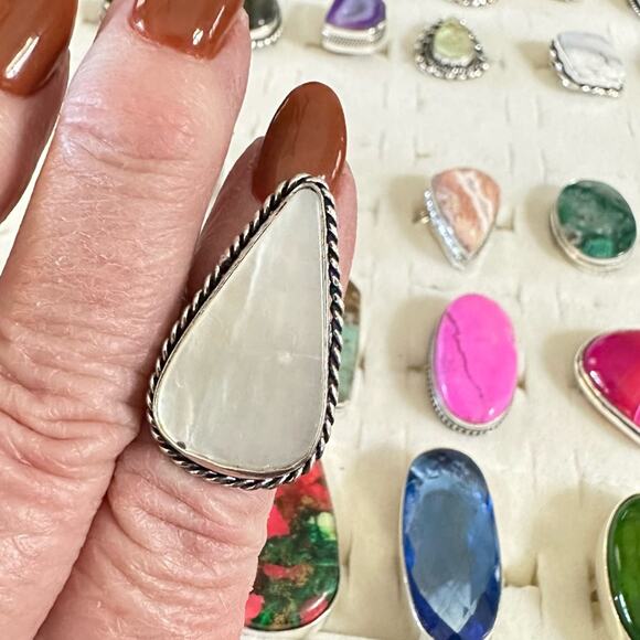 💕 Mother of pearl natural gemstone ring, silver overlay adjustable, stamped 95 - Picture 1 of 3